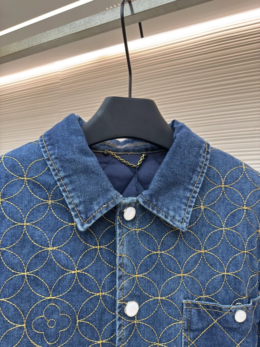 LOUIS VUITTON nigo boot thread embroidered denim jacket ●Authentic product: purchased and developed by 32609 ●Item number: 1680652-B60 ●Fabric: denim fabric ●Technology: jacquard embroidery production ●Version: fitted version ●Weight: about 1210 grams ●Size: 46-48-50-52 ●Description: Using embroidery pattern stitching, the rice grain full-frame embroidery process is characterized by using fine embroidery techniques to evenly and densely embroider patterns or patterns similar to the size of rice grains on the entire embroidery to achieve full coverage, exquisite and delicate visual effects. During embroidery, the use of stitches and embroidery threads forms small units similar to rice grains. These units are closely arranged to form the overall pattern. The craftsmanship is quite complex, giving people an artistic visual enjoyment. The inner cover is pieced together, and the one that comes into contact with the skin is cotton. The process is cumbersome and synchronized with the original version. The flat nails and door sill buttons are clearly and delicately engraved, the environmentally friendly electroplating adopts a bronze opening and closing design, the back waist leather plate has an iron-moulded pattern with contrasting colors, and is made of genuine first-layer cowhide suede. A full set of new accessories are customized simultaneously, and the details are handled perfectly. The skateboard has a straight design, a loose cut, wide and stylish, focusing on the comfort and freedom of wearing the upper body. Compatible with the same series, exclusive product. The overall wiring is straight and delicate, the fabric is comfortable and soft, and the color is consistent without color difference. It can be matched with the same style to create a fashionable look and control various occasions. Customized accessories, complete with three standards, same style for men and women!